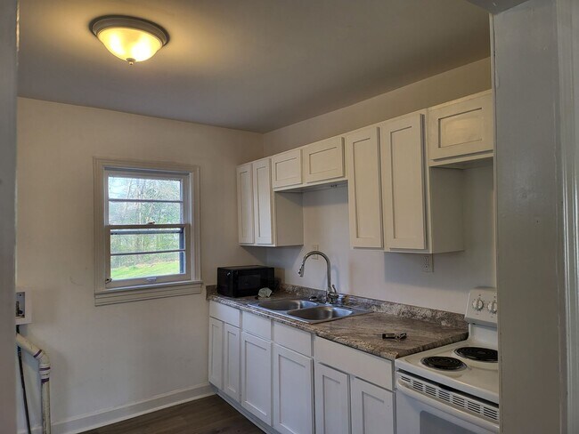 Building Photo - Conveniently located to UA, Mercedes and D...