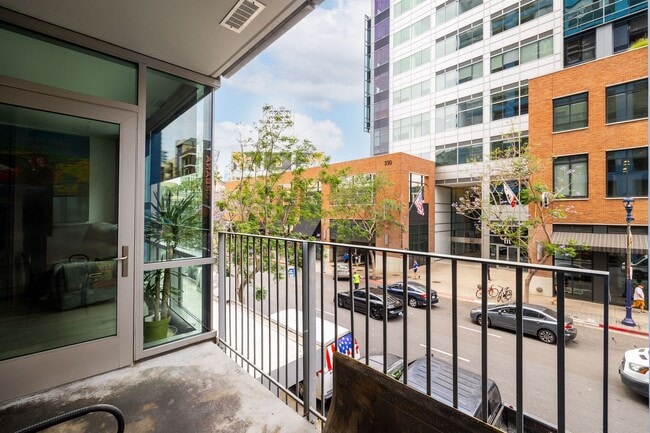 Building Photo - 1BD/1BATH Perfectly situated 1 bedroom condo for rent in Downtown!