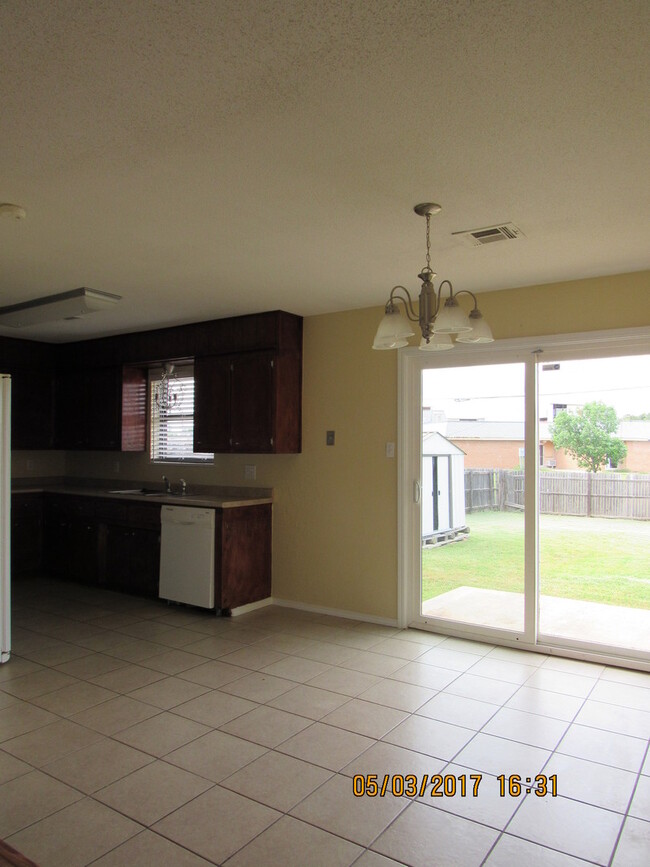 Building Photo - Very nice spacious home! No Carpet! Pet Fr...