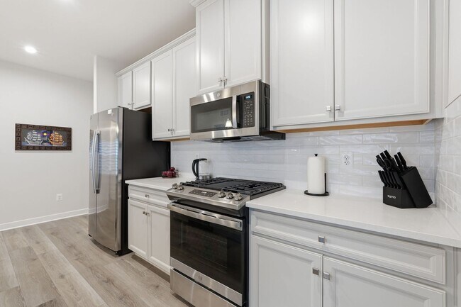 Building Photo - Move right into this immaculate, nearly new 2-bedroom, 2-bath condo offering modern finishes and ...