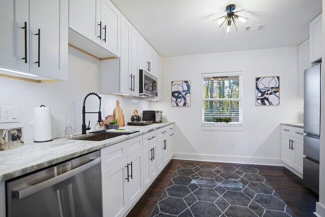 Building Photo - 2234 Edgemore Dr SE