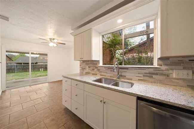 Building Photo - Lovely Eastside Home