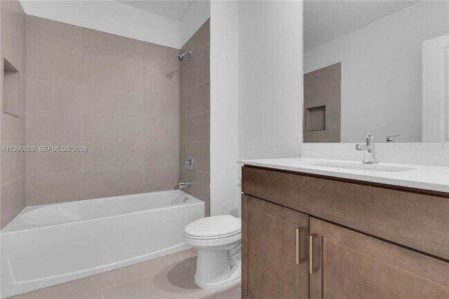 Building Photo - 615 NE 1st Ave