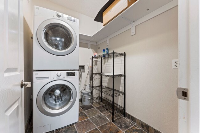 Building Photo - 3-bedroom 2 bath condo with a balcony in s...