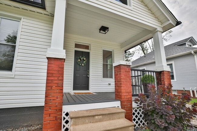 Building Photo - Newly Renovated Single Family Home