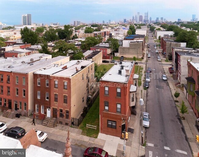 Building Photo - 1834 W Diamond St