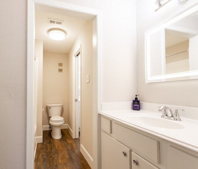 Building Photo - 401 Lakeside Ln