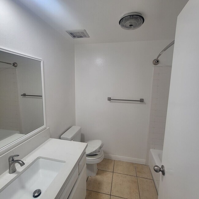 Building Photo - 2 BEDROOM CONDO UNIT IN THE WEST LA AREA 646 481 4404