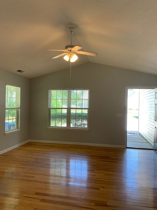 Building Photo - 3 BD, 2 BA House: Freshly Painted + New Flooring + Available Now!