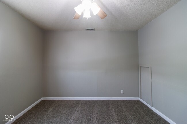 Building Photo - 6213 Commodore Dr