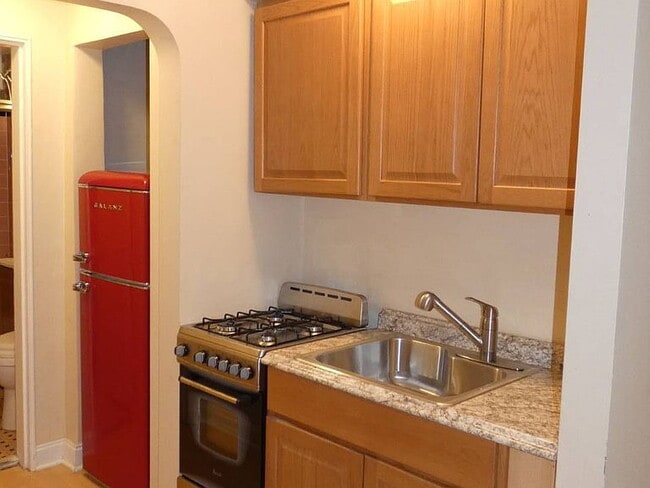 Building Photo - "Spacious 3-Bedroom Gem with Granite Accen...