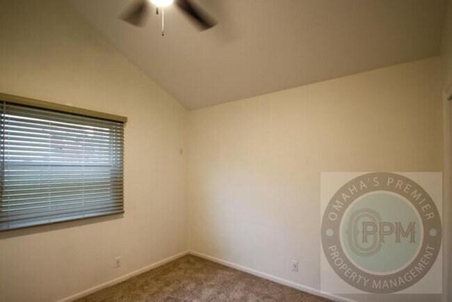 Building Photo - Spacious 4-bedroom, 3-bath home in Omaha