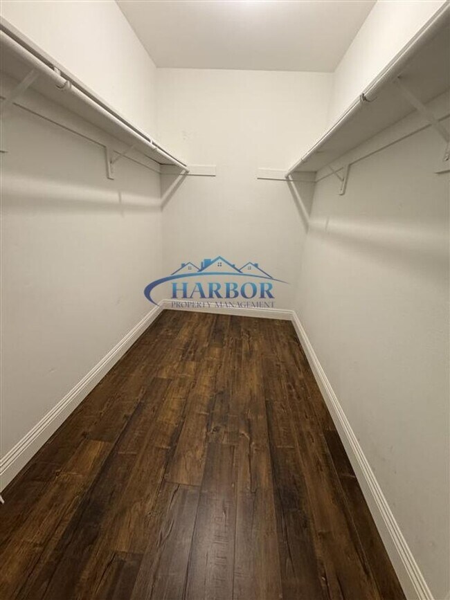 Building Photo - Spacious 2-Bedroom Townhouse in the Heart ...