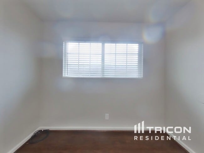 Building Photo - 325 Ladera Dr