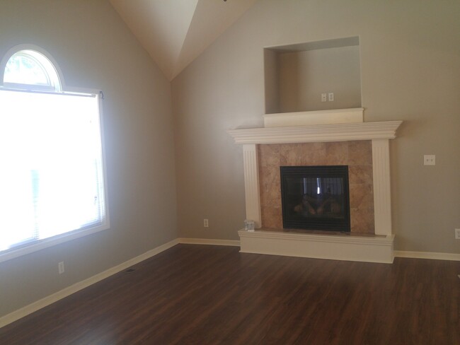 Building Photo - Large 5 bedroom raised ranch