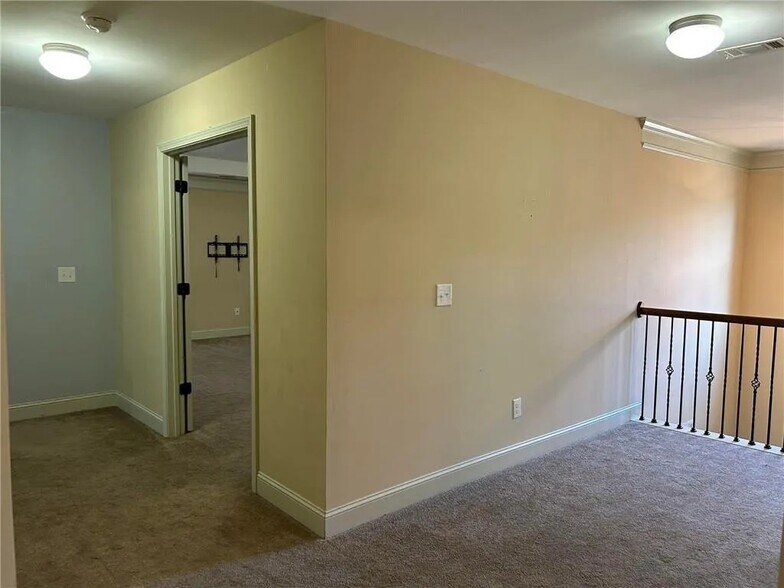 Building Photo - 698 Channel Ln