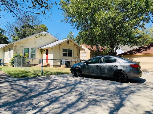 Building Photo - ** MOVE IN SUMMER 05/08/2026 ** 3 Bed 2 Bath Short 2 Minute Walk to TCU Campus