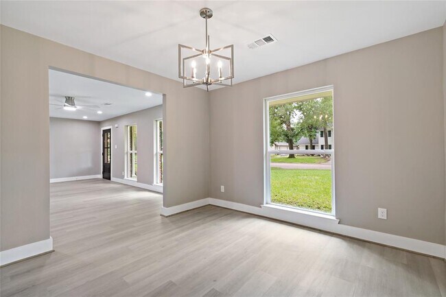 Building Photo - 214 Whispering Oaks Dr