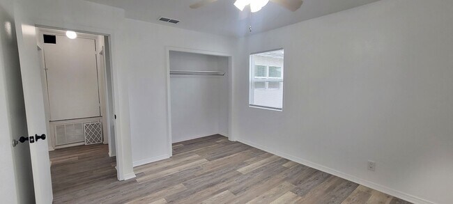 Building Photo - GREAT LARGE HOME