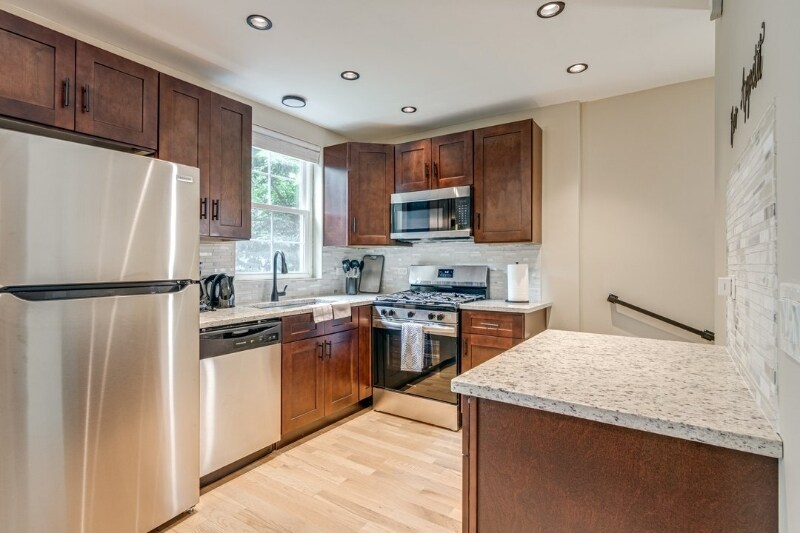 Building Photo - 1653 E 70th St