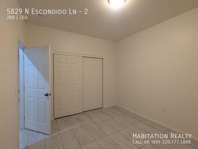 Building Photo - 5829 N Escondido Ln