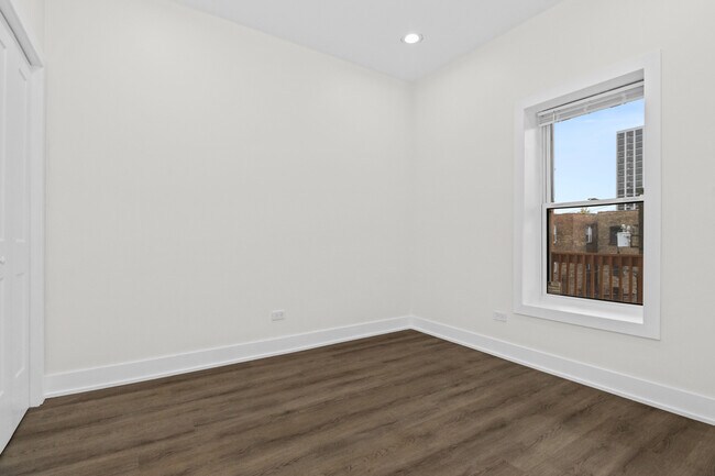 Building Photo - 4338 N Clarendon Ave