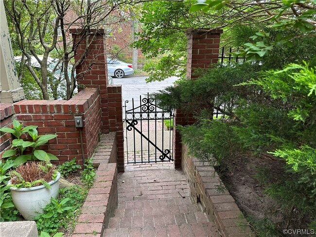 Building Photo - 4001 Stuart Ave