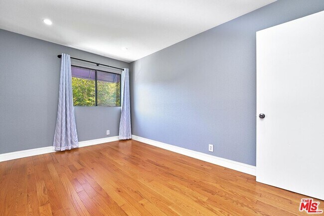Building Photo - 326 S Manhattan Pl