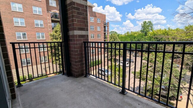 Building Photo - 390 W Mahogany Ct