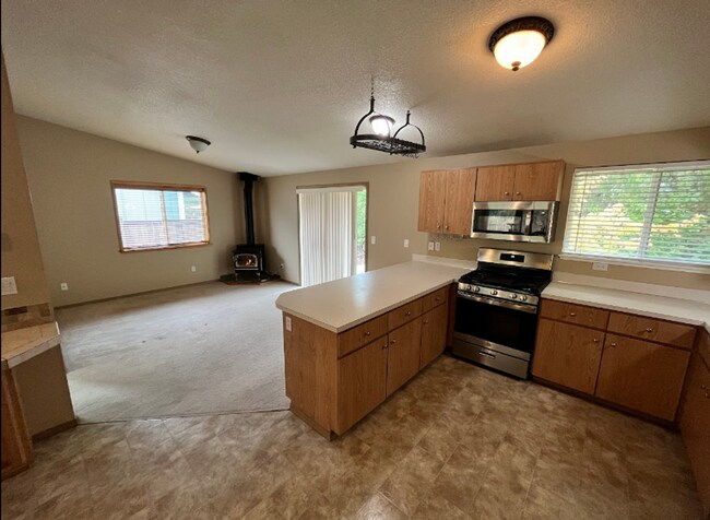 Building Photo - Spacious Westside 3-Bdrm + office & fenced yard!