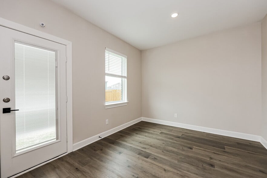 Building Photo - 312 Live Oak Ln