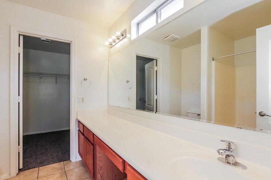 Building Photo - 12938 W Fleetwood Ln