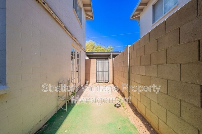 Building Photo - 4114 E Calle Redonda