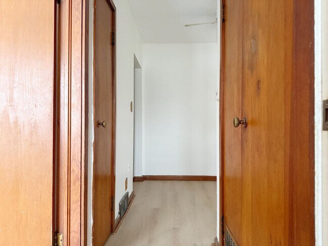 Building Photo - 1339 E Illinois St, Evansville, one bedroom, one bathroom