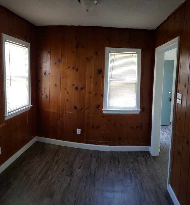 Building Photo - Cute Remodeled 1/1 with storage shed and l...