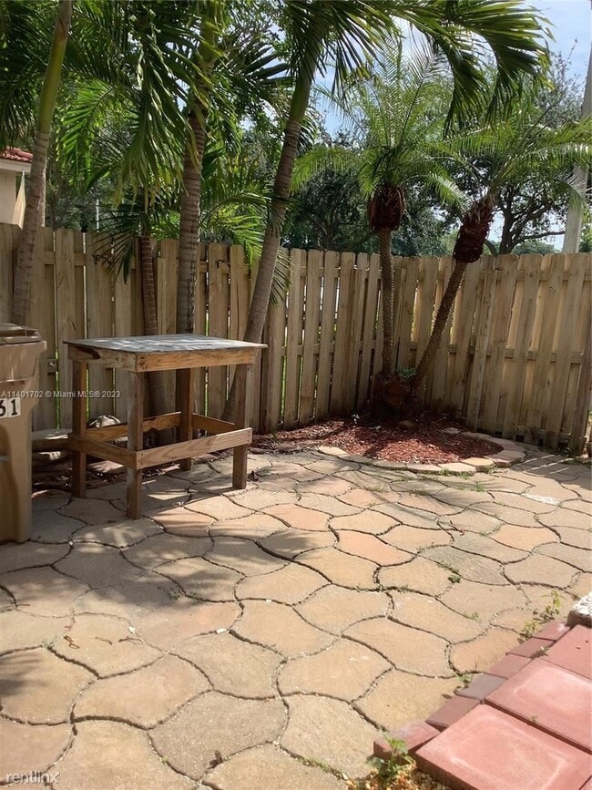 Building Photo - 3 br, 2.5 bath Townhome - 7661 S Southwood...