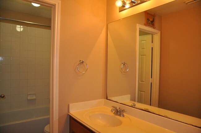 Building Photo - 2222 Drake Falls Dr