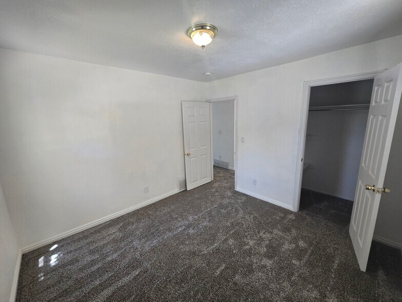 Building Photo - 509 W 200 S