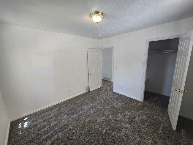Building Photo - 509 W 200 S