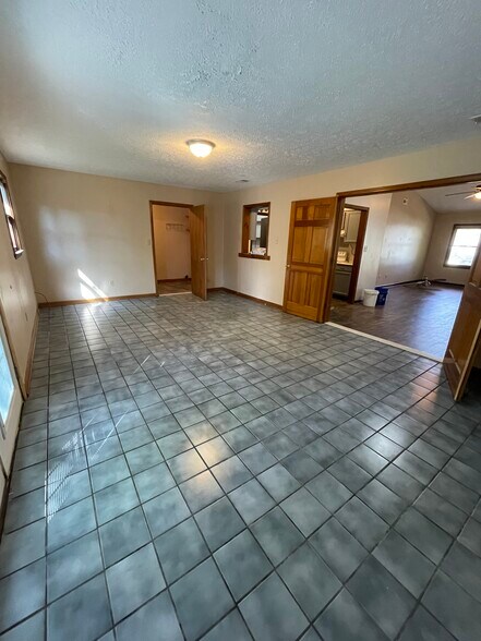 Building Photo - 506 Creekwood Cir