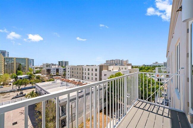 Building Photo - 644 3rd Ave S