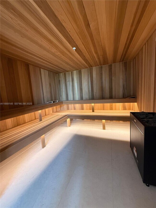 Building Photo - 700 NE 24th St