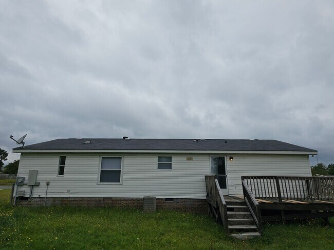 Building Photo - Renovated 3 Bedroom 2 Bath Home- Minutes from Shopping & Restaurants