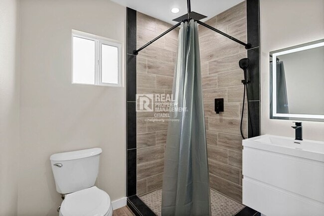 Building Photo - 940 E Anahurst Pl