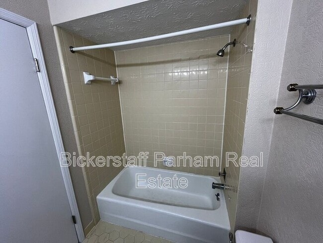 Building Photo - 6608 Highridge Dr