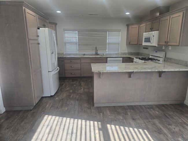 Building Photo - 3 bed 2 bath Home for Rent in Grants Pass