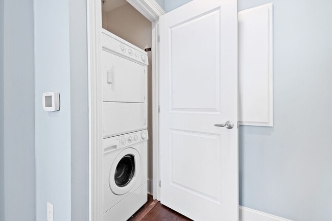 Building Photo - Stunning Studio Apartment with Spectacular Views in Downtown Raleigh