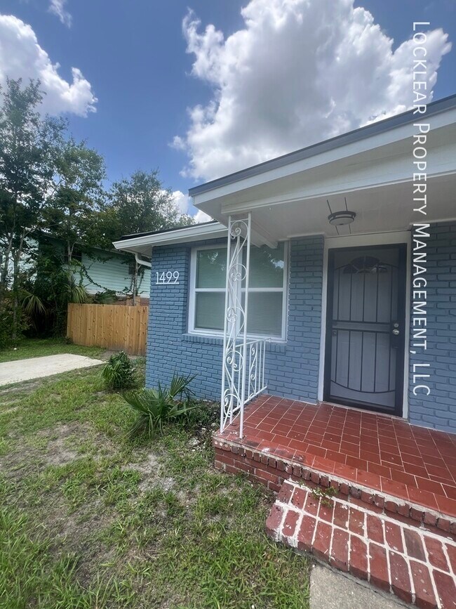 Building Photo - Renovated 3 Bedroom Duplex!