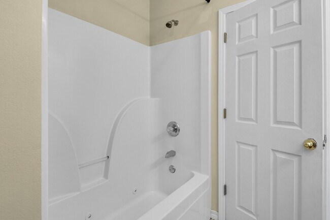 Building Photo - "Charming 3-Bedroom Townhouse Oasis in For...
