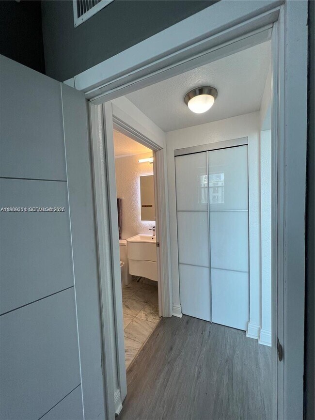 Building Photo - 500 NE 29th St